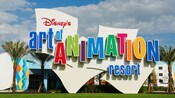 O logo colorido e o exterior do prédio do Disney's Art of Animation Resort