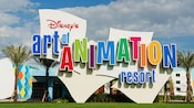 El colorido logotipo y exterior del edificio de Disney's Art of Animation Resort