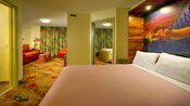 Uma cama no estilo Murphy com uma imagem de Simba acima e, em segundo plano, um quarto e uma sala de estar
