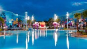 Uma vista noturna da The Big Blue Pool no Disney's Art of Animation Pool inclui uma água-viva gigante