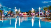 Uma vista noturna da The Big Blue Pool no Disney's Art of Animation Pool inclui uma água-viva gigante