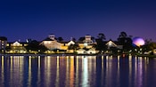 L’éclairage de nuit du Disney’s Beach Club Resort avec la lueur pourpre du Spaceship Earth d’Epcot