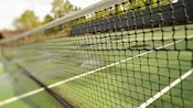Gros plan sur le filet d’un terrain de tennis