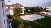 Vista aérea de una cancha de voleibol de arena blanca en un resort de Disney