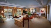 Área de estar formal con cornisas, cortinas con cenefas y muebles de inspiración victoriana
