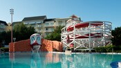 Los toboganes de agua de Keister Coaster en la piscina Luna Park de temática circense