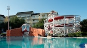 La glissade d’eau Keister Coaster de la piscine Luna Park sur le thème du cirque