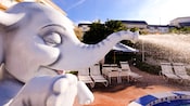 Close-up de um "elefante" espirrando água na piscina no Disney's BoardWalk Villas