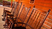 Fileira de cadeiras de balanço no Disney's Fort Wilderness Resort