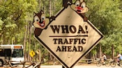 Un cartel al costado de la carretera con Chip 'n' Dale que advierte a los Huéspedes sobre el tráfico en Disney’s Fort Wilderness Resort