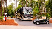 Autobús y carrito eléctrico en Disney's Fort Wilderness Resort