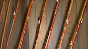 Close-up de 8 varas de pesca de bambu