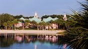 Vista do lago de uma praia de areia no Disney's Caribbean Beach Resort