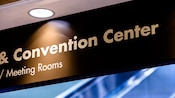 Letrero elevado para el Centro de convenciones y las salas de reuniones de Disney's Contemporary Resort
