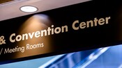 Placa suspensa indicando o Centro de convenções e as Salas de reunião no Disney's Contemporary Resort
