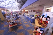 Magasin de marchandises appelé « Fantasia » dans le hall d’accueil avec une structure géante de Mickey facilement identifiable