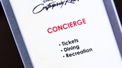 Letrero de 'Concierge, Tickets, Dining, Recreation' (Conserjería, tickets, comidas, recreación) en Disney's Contemporary Resort