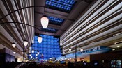 El vestíbulo principal de Disney's Contemporary Resort con el monorriel pasando por ese lugar