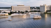 Vista panorámica del lago de Disney's Contemporary Resort y Bay Lake Tower