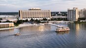 Vista panorámica del lago de Disney's Contemporary Resort y Bay Lake Tower