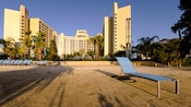 Una playa cubierta de arena con sillas reclinables en Disney's Contemporary Resort