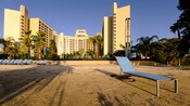 Uma praia de areia com espreguiçadeiras no Disney's Contemporary Resort