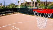 Vista desde la parte superior de un aro de baloncesto