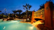 Une piscine après la tombée de la nuit au Disney’s Animal Kingdom Villas – Kidani Village