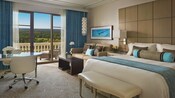 Una habitación de hotel con cama, sofá un balcón con vista a un campo de golf