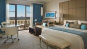 Una habitación de hotel con cama, sofá y balcón 