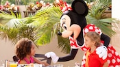 Minnie Mouse interactúa con un niño y una niña