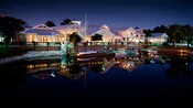 Vista de Disney’s Old Key West Resort de noche desde el otro lado del lago