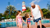 Avô com suas duas netas ao lado da piscina no Disney's Old Key West Resort