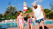 Avô com suas duas netas ao lado da piscina no Disney's Old Key West Resort