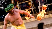 Un bailarín de fuego con un bastón en llamas