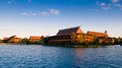 Vista desde el lago de Disney's Polynesian Resort bajo un claro cielo azul
