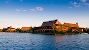 Vista desde el lago en Disney's Polynesian Resort bajo el cielo azul 