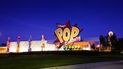 Logo gigante e hall clássico no Disney's Pop Century Resort