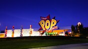 Logo gigante e hall clássico no Disney's Pop Century Resort