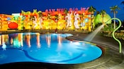 Vista nocturna del área temática de los 60 de Disney's Pop Century Resort