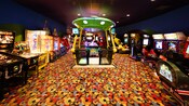 Une salle d'arcade avec jeux vidéo au Disney’s Pop Century Resort