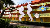 Figuras gigantes de un hombre y una mujer bailando el "twist" adornan una cara de Disney's Pop Century Resort