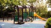 Module à grimper dans une aire de jeux pour enfants au Disney’s Pop Century Resort