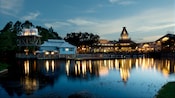Vista desde el río Sassagoula de Disney's Port Orleans Resort – Riverside por la noche