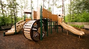 Un patio de juegos con tobogán y rueda gigante en Disney's Port Orleans – Riverside