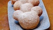 Beignets en forma de Mickey Mouse, cubiertos con azúcar impalpable