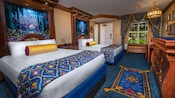 2 lits royaux avec coussins en brocard richement décorés, têtes de lit travaillées, fenêtre avec rideaux et vue sur le jardin
