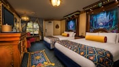 Quarto em estilo real com 2 camas com cabeceiras elaboradas, cômoda elegante e TV, janela com cortina