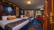 Chambre royale avec rideaux et vue sur la rivière, lits royaux avec grandes têtes de lit travaillées, armoire élégante