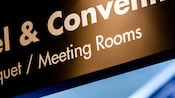 Primer plano de un letrero elevado del centro de convenciones y las salas de reuniones del Hotel